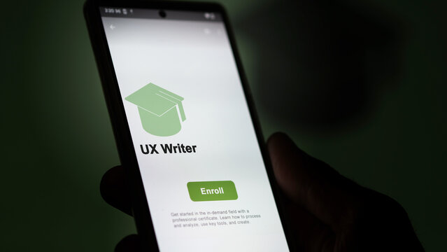 UX Writer program. A student enrolls in courses to study, to learn a new skill and pass certification. Text in French