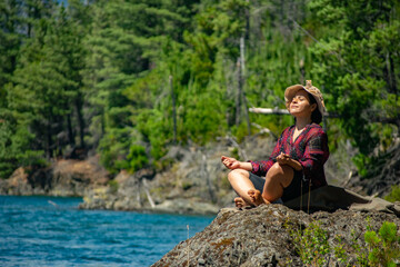 Una persona disfrutando las vacaciones tomando sol en la naturaleza