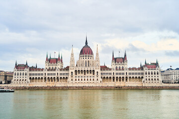 Fototapeta premium Hungarian Parliament Building in the evening at the Danube river in Budapest, Hungary. High quality photo