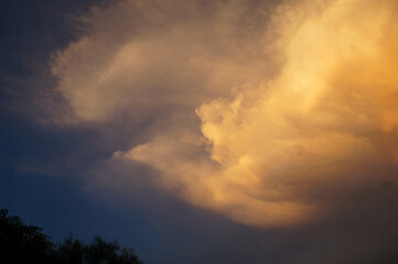 Obraz premium Cloudy at Sunset
