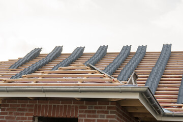 Neue Dacheindeckung mit Dachziegeln