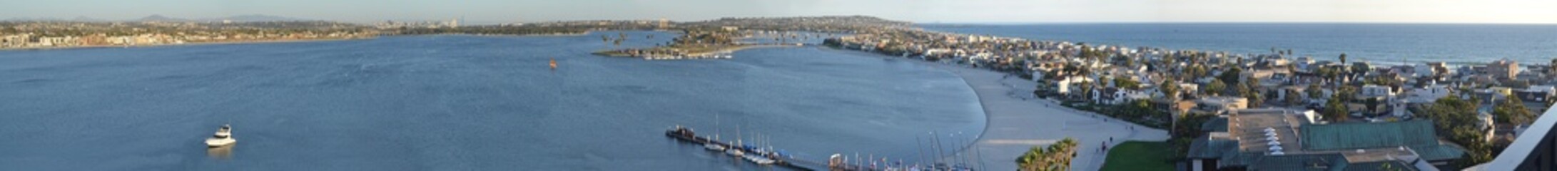 Fototapeta na wymiar San Diego Mission Bay panorama