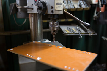 Thread cutting with a radial drilling machine