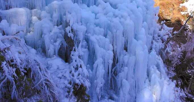 湧水広場の氷瀑・いなぶの氷瀑