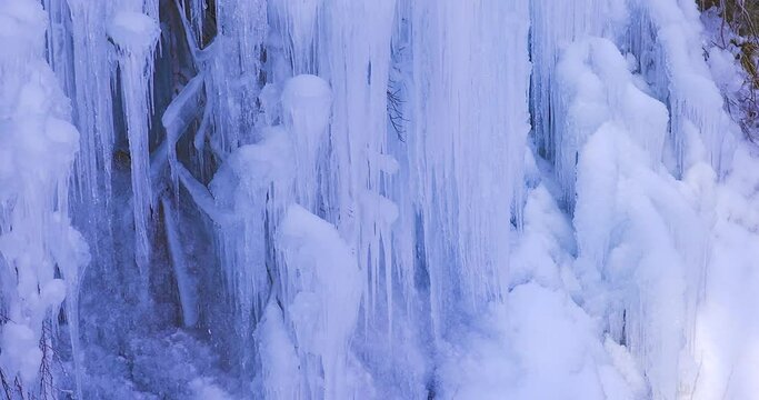 湧水広場の氷瀑・いなぶの氷瀑
