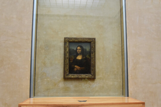 ルーブル美術館のガラスケースに守られたレオナルドダビンチのモナリザの絵