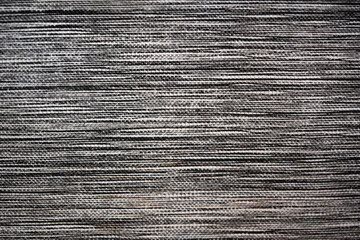 acercamiento textura de tela que recubre caja organizadora de rayas en blanco y negro