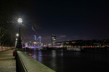 Fototapeta na wymiar walkway with city of London next to Thames River