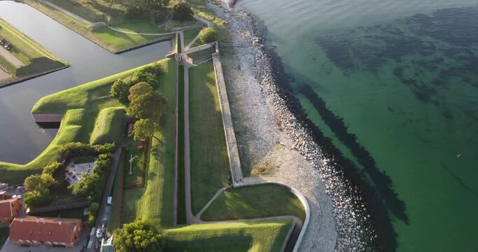 It is the view of the surroundings of Kronborg Castle, Denmark. You can see its defensive walls. As well as the coast bathed by the North Sea.