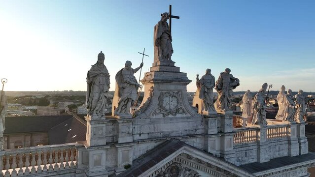le statue dei santi sulla basilica di San Giovanni in Laterano
Vista aerea panoramica sullo sfondo del colosseo, cupola di San Pietro a Roma