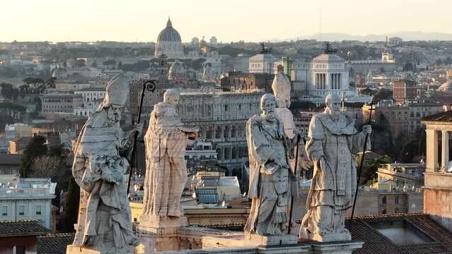 le statue dei santi sulla basilica di San Giovanni in Laterano
Vista aerea panoramica sullo sfondo del colosseo, cupola di San Pietro a Roma