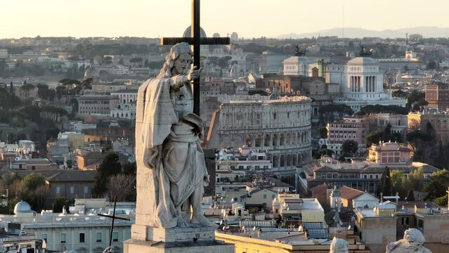 le statue dei santi sulla basilica di San Giovanni in Laterano
Vista aerea panoramica sullo sfondo del colosseo, cupola di San Pietro a Roma