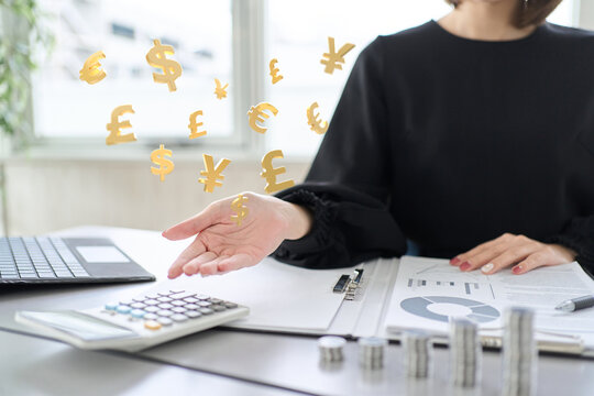 外貨預金の案内をする女性の手元