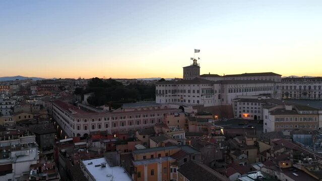 Quirinale, palazzo del presidente della repubblica italiana.
Vista aerea all'alba sulla bandiera del quirinale.