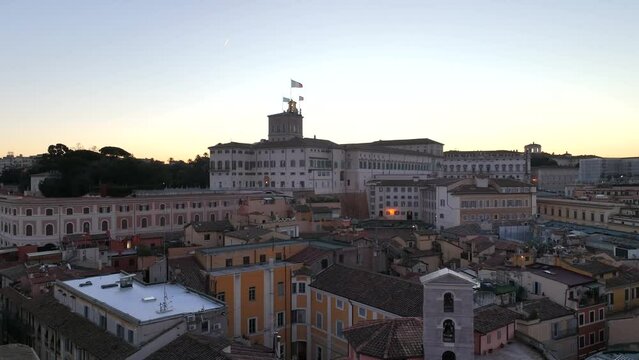 Quirinale, palazzo del presidente della repubblica italiana.
Vista aerea all'alba sulla bandiera del quirinale.