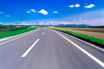 道路と十勝岳連峰(美瑛町）