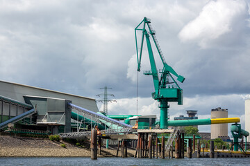 Moderner Doppellenker-Wippdrehkran für Massengutumschlag im Hamburger Hafen 