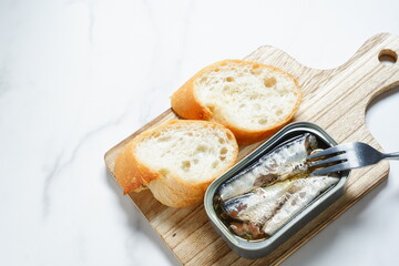 オイルサーディンの缶詰とバゲット