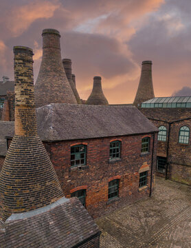 Stoke-on-trent, Staffordshire, England, Old Gladstone Potteries with bottle ovens in the centre of Stoke on Trent, Staffordshire,UK. Industrial architecture in England. Peaky blinders