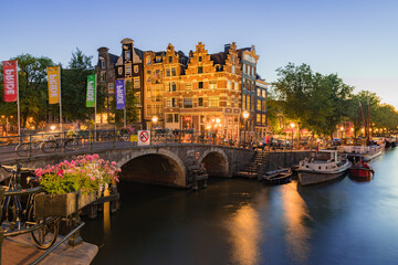 Obraz premium Amsterdam Canals with bridge and Traditional Dutch houses, Netherlands