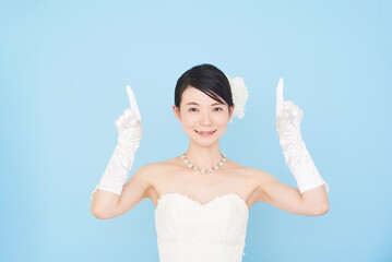 指で指し示すウェディングドレスを着た女性