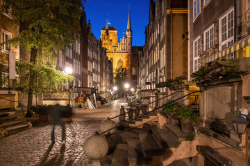 Naklejka premium Mariacka Street At Night In Gdansk, Poland
