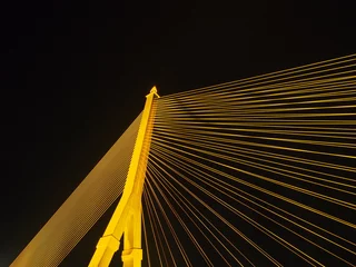 Photo sur Plexiglas Pont de Nanpu BANGKOK - High Resolution of Rama VIII Bridge Cable : Night scene of the Steel bridge pylon during the night in Bangkok, Thailand, under dark night sky, on February 5, 2023.