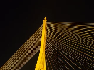 Photo sur Plexiglas Pont de Nanpu BANGKOK - High Resolution of Rama VIII Bridge Cable : Night scene of the Steel bridge pylon during the night in Bangkok, Thailand, under dark night sky, on February 5, 2023.