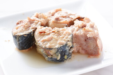 新鮮なサバを水と塩だけで煮込んだサバの水煮
