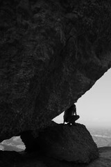 Persona escondida en roca