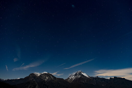 La cometa di Neanderthal sopra le Alpi Apuane.
La cometa &egrave; in alto leggermente a destra rispetto al centro dell&rsquo;immagine; si trova a 42 milioni di chilometri dalla Terra.