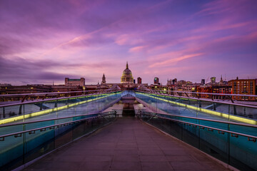 Obraz premium The illuminated skyline of London with St. Pauls Cathedral during a colourful dusk, United Kingdom