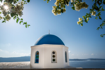 Fototapeta na wymiar Famous blue dome of an orthodox church in Oia town