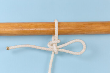 Rope knot Highpoint hitch tied around a wooden pole