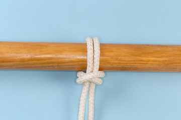 Rope knot Bull hitch tied around a wooden pole