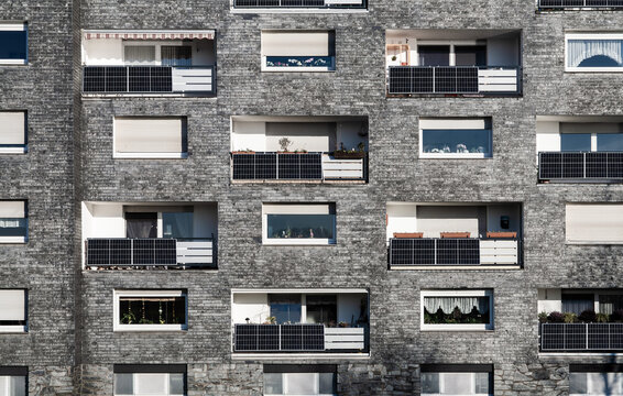 Hochhaus Fassade Monheim am Rhein, Deutschland. Die Solarpanele wurden nachträglich in das Bild eingefügt