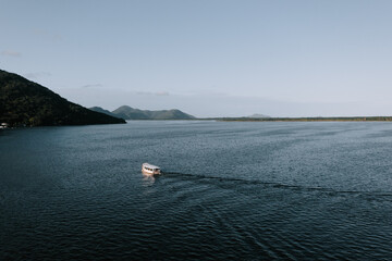 Fototapeta na wymiar Ein Boot - Fähre auf dem See Lagoa da Conceição auf der Insel Florianopolis. Ein See direkt am Meer Drohne 7