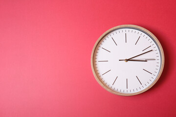 Reloj aislado sobre fondo magenta