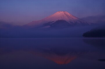朝焼けに染まる富士山
