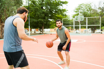 Obraz premium Active young men working out playing basketball