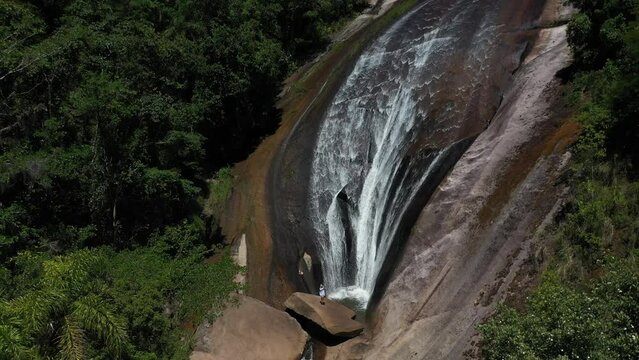 Der Wasserfall Cachoeira da Bunda in Santa Catarina Brasilien. Wunderschöner Wasserfall in den Subtropen Südamerika. Drohne 4