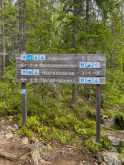 Wegweiser im Nationalpark Skuleskogen im Gebiet der  Höga Kusten in Schweden