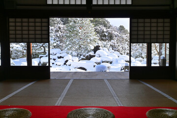 1月の朝に座禅する京都市岩倉 妙満寺の雪の庭