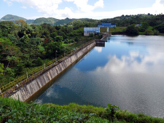 Stausee mit Wasserkraftwerk Acueducto de Samana  in der Dominikanischen Republik, Karibik