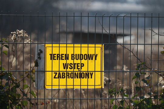 Ż&oacute;łta tablica informacyjna zakaz wstępu niebezpieczeństwo.