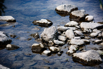 kamienie w wodzie