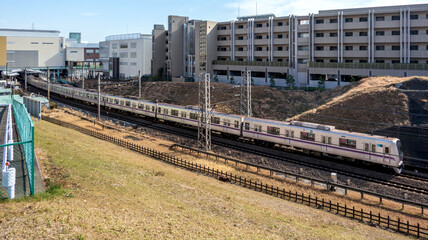 Fototapeta premium 郊外住宅地を走る電車