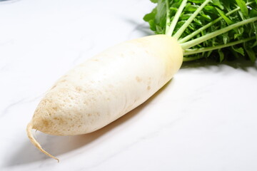 収穫したてで新鮮な大根