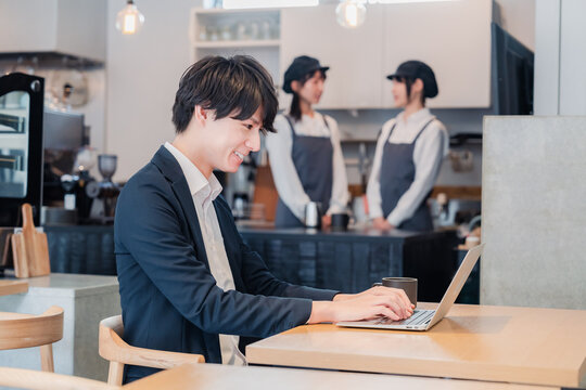 カフェでパソコンを使うビジネスマン