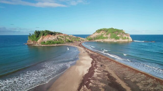 Le tombolo de Sainte-Marie est une curiosit&eacute; de la Martinique. Il s'agit d'une barri&egrave;re de sable se formant de fa&ccedil;on saisonni&egrave;re et reliant l'&icirc;let Sainte-Marie et la terre ferme.